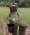 Produktbild: Gartendeko Zaunfigur Zaunhocker Pfahlhocker Frosch mit Eimer 15,5 cm