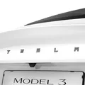 Produktbild: Spigen Tesla Model 3 Highland 2024 Hinteres Emblem Logo Aufkleber, Perfekte Anpassung und Abdeckung, Einfache Installation, Kompatibel mit Tesla Model 3 Highland 2024 Zubehör - Carbon