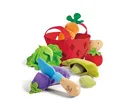 Produktbild: Hape Gemüsekörbchen – 8-teiliges Spiellebensmittel-Set aus Stoff, inkl. Messer, Kartoffel, Salatkopf, Tomate, Karotte, Erbsen und Aubergine mit Klett, Rollenspiel-Küchenzubehör, ab 18 Monaten