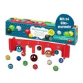 Produktbild: Klassisches Murmelspiel – Spieleklassiker für Kinder, 26 Murmeln aus Glas und Holzbogen im Set, Indoor- & Outdoor-Spiel, Mitbringsel zum Kindergeburtstag, Ostern, Adventskalender, Glasmurmeln