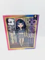 Produktbild: RAINBOW HIGH FASHION DOLL KIM NGUYEN  Puppen-Set Modepuppe Nähmaschine NEU OVP