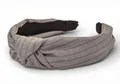 Produktbild: styleBREAKER Damen Haarreif gestreift mit Knoten | breiter Stoff Haarreifen 5,5 cm weich & edel | flexibler Twist Turban Kopfschmuck, Farbe:Grau