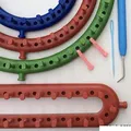 Produktbild: Knitting Loom Assortment Set of 4: 1 Long + 3 Round Looms. New Series Looms with extra pegs for bulky & fine yarns by KnitUK