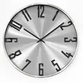Produktbild: K&L Wall Art Aluminium Wanduhr ohne Tickgeräusche leise Metalluhr für Wohnzimmer Büro minimalistische Metall Uhren (Silber Edelstahloptik, Ø 30cm)