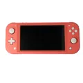 Produktbild: Switch Lite Konsole Koralle Coral #A mit Ladekabel + Spiel Mario Kart 8 Deluxe