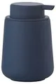 Produktbild: Zone Denmark Nova One Seifenspender fürs Badezimmer, Spender aus Keramik für Handseife/Flüssigseife, Durchm. 8 cm, Höhe 11,5 cm, Fassungsvermögen 250 ml, Royal Blue