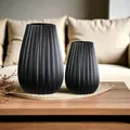 Produktbild: GILDE Deko Vasen Set 2-teilig – 2 Stück Vase Schwarz Höhe 12,5/17 cm – kleine Blumenvasen schwarz aus Porzellan für Pampasgras Rosen – Dekoration Moderne Vase Frühling Geschenk Muttertag Frauen