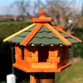 Produktbild: DARLUX Handgefertigtes Sechseck Vogelhaus aus Holz wetterfest M - XXL mit und ohne Ständer, Futterhaus, Futterhäuschen (Größe M ohne Ständer, Grün - Braun)