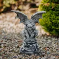 Produktbild: Steinfigur Gargoyle mit Flügel auf Totenköpfe, H. 40 cm, 8 kg, Grau frostsicher