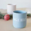 Produktbild: Design Letters Lieblingsbecher JINGLEBELLS | Weihnachtstassen Ideal für Weihnachtsdeko, Weihnachtsgeschenke für Frauen & Männer, Tischdeko Weihnachten | Porzellan Weihnachtstasse | Kaffeetassen 250 Ml