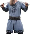 Produktbild: Leonardo Carbone® Wikinger Tunika Erik ? Mittelalter Kleidung Herren, Freizeithemden Kurzarm, Karneval Kostüm, Wikinger Tunika, LARP-Kleidung - 100% Baumwolle mit Leder Applikationen Blaugrau XXL