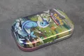 Produktbild: Pokémon-Sammelkartenspiel: Mini-Tin-Box Karmesin & Purpur - Prismatische Entwic