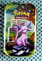 Produktbild: Pokémon Sammelkartenspiel - Mini-Tin-Box Karmesin & Purpur - Prismatische Entw..