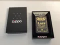 Produktbild: H082 ZIPPO schwarz matt Benzin-Feuerzeug  in original Zippobox „LARS“