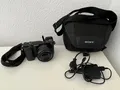 Produktbild: Sony Alpha ILCE-6000 24.3MP Full-HD Systemkamera + Kit Objektiv - WiFi GPS APS-C