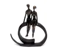 Produktbild: Brillibrum Design Skulptur Liebespaar aus Polyresin Paar Figur sitzend Love Statue Bronze Freundschaft Deko bronzefarbend auf schwarzem Ring Geschenkidee
