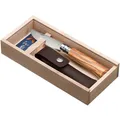 Produktbild: Opinel No 8 Taschenmesser mit Olivenholzgriff und braunem Etui in der Holzbox