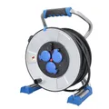 Produktbild: as - Schwabe Xperts Doppelrohr Metallkabeltrommel 50 m H07RN-F 3G1,5, IronCoat Schutzisolierung, 3 Schutzkontaktsteckdosen mit Klappdeckel, USB Port, Spannungsanzeige, IP44, Made in Germany, 23321