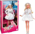 Produktbild: Barbie The Movie - Puppe Filme Fans, Margot Robbie, Sammelpuppe mit blau-kariertem Outfit, passendem Hut und Jacke, als Geschenk für Kinder ab 3 Jahren geeignet, HRF26