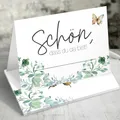 Produktbild: 50x Tischkarten Salbeigrün 'Schön, dass du da bist!' floral mit Schmetterling – Platzkarten für Hochzeit, Geburtstag, Taufe, Konfirmation, elegant zum Selbstbeschriften – Tischdeko von Funke & Brand