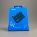 Produktbild: Samsung Portable SSD T7 Shield, 1 TB, USB 3.2 Gen.2 externe Festplatte Schwarz
