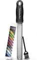 Produktbild: Winzbacher - Premium Zester Reibe I Parmesanreibe, Zitronenreibe, Muskatnuss Reibe, Ingwerreibe u.v.m. I rasiermesserscharfe Edelstahl Klinge I Spülmaschinenfest I inkl. Schụtz & Reinigungsbürste