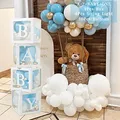 Produktbild: Babyparty Deko Box Junge, 30 Blau Weiße Luftballons, 4 Transparente Ballonboxen mit 4 Lichterketten und 33 Buchstaben (BABY+ONE+A-Z), Baby Shower Deko Boxen für Babyparty, Geburtstags, Gender Reveal