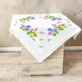 Produktbild: KAMACA Stickpackung Blumenwiese Kreatives Stickerei-Set mit vorgedruckter Tischdecke 14 Farben Stickgarn und detaillierter Anleitung Perfekt für Erwachsene & Anfänger (Blumenwiese MD 80x80 cm)