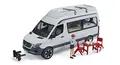 Produktbild: bruder 02672 - Mercedes-Benz Sprinter Camper mit Fahrer, Camping-Set, Geschirr - Wohnmobil Reisemobil Transporter Camper-Van Camping-Bus Fahrzeug