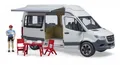 Produktbild: 4001702026721 Camper MB Sprinter white with figurine BRUDER