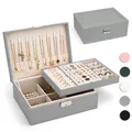 Produktbild: Yarmiene Schmuckkästchen für Damen, 2-schichtige Schmuckschatulle, PU-Leder Schmuckkoffer Schmuckaufbewahrung, Schmuckbox Reise für Ringe, Ohrringe, Armbänder, Ketten für Frauen, Silbergrau