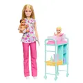 Produktbild: Barbie Karriere Kinderärztin-Spielset mit blonder Barbie-Puppe in OP-Bekleidung, 2 Baby-Puppen, Behandlungstisch und Zubehörteilen, JMK12