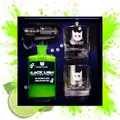 Produktbild: BÖSER KATER Blacklight Gin Geschenkset | Weltweit erster Schwarzlicht Neon Gin mit Leucht-Effekt | Set mit 2 Gläsern & UV-Taschenlampe | Fruchtiger Limettengeschmack | Geschenkidee | 0,5l 40% Vol.