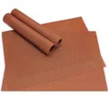 Produktbild: Moderne Tischsets in Kupferfarben im 4er Set - Abwaschbare Platzsets als rechteckige Tischuntersetzer - Gewebtes Platzdeckchen als Tischunterlage für Esstisch Wohnzimmer Tisch-Deko