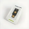 Produktbild: Yubico YubiKey 5 NFC – Neu, versiegelt in OVP – FIDO2 USB/NFC Security Key