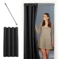 Produktbild: tinycurtains Türvorhang mit Stange silber 55-90 cm ohne Bohren, Thermo Vorhang mit Magneten, Ösen, abdunkelnd, Polyester, blickdicht, Schwarz Eclipse, Türgardine mit Klemmstange verdunkelnd schwarz 150 cm x 210 cm