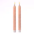 Produktbild: LED Stabkerzen TWIST Dinnerkerzen Tafelkerzen Echtwachs in gedrehter Form flackernde 3D Flamme H: 25cm Timer - 2er Set Tischkerzen in Spiralform (Hellrosa)