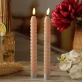 Produktbild: LED Stabkerzen Twist Tafelkerzen gedreht Echtwachs flackernd 25cm Timer rosa 2St