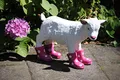 Produktbild: Deko Shop Cologne Figur Ziege mit Stiefel pink Ziegenbaby Schaf Garten Bauernhof Hofladen Zicklein Lamm Natur