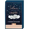 Produktbild: Adventskalender Schnee ist auch nur Konfetti aus den Wolken - 24 Sprüche-Postkarten in schönem Handlettering-Design mit Holzständer 24 Sprüche-Pos