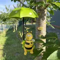 Produktbild: OF Gartenfiguren - Süße Biene mit Regenschirm zum Aufhängen im Baum - Deko Tierfiguren 24 cm groß