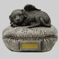 Produktbild: Hunde Urne grau als Hunde-Engelfigur auf dem Kissen mit Gravurplatte, Tierurne