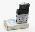 Produktbild: Festo CPE14-M1BH-3GL-1/8 196929 2,5-8bar Magnetventil Solenoid valve -unused/OVP