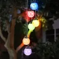Produktbild: RGB LED Solar Windspiel Hängeleuchte Gartenlampe Deko Außen Crackle Glas Kugel, Metall, Farbwechsler, LED, DxH 12,5x60 cm