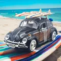 Produktbild: VW Käfer mit Surfbrettern schwarz braun Modellauto 1:24 Motormax