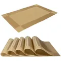 Produktbild: Intirilife 6x Platzset aus PVC in Gold - 45 x 30 cm - Tischset Tischmatte Untersetzer abwischbar hitzebeständig für Küche Esstisch