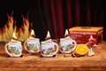 Produktbild: Feuerzangentasse Bowle-Set Feuerzangentasse 4er-Set (Feuerzangenbowle Set, 9-tlg., 4x Feuerzangentasse, 4x Korkuntersetzer, 1x Rezeptheftchen), hitzebeständige Keramik, Edelstahl-Feuerzange