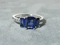 Produktbild: Pandora Blauer Rechteckiger Funkelnder Drei-Stein-Ring 192389C01-50