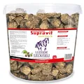 Produktbild: Supravit Luzerne Pferde Leckerlies 2kg – getreidefreie & zuckerfreie Pferdeleckerlis aus 100% Luzerne | natürliche Belohnungswürfel für Pferde & Ponys im wiederverschließbaren Eimer