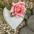 Produktbild: Grabherz Rosenranke - Ihr fehlt uns - Grabschmuck Gedenkstein Trauerherz für Grablicht weiß 1,8 kg